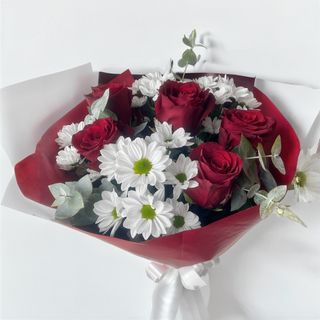 Bouquet com 5 Rosas e Margaridas