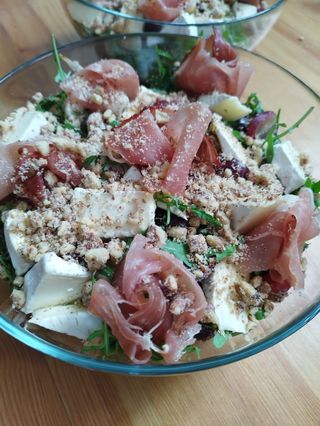 Sałata z camembertem