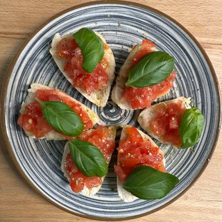 Brushetta z pomidorami, czosnkiem, bazylią i oliwą