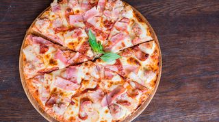 Pizza Vesuvio z szynką 30cm