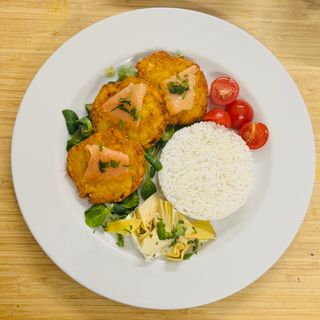 Rosti di Patate Servito con Salmone Affumicato e Riso Basmati, olio EVO