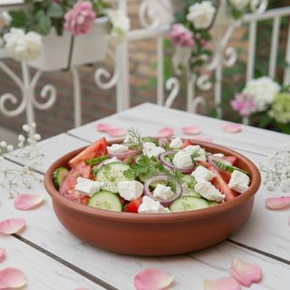 SALATA DE ROȘII CHERRY CU BRÂNZĂ