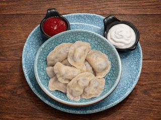 Вареники з вишнею зі сметаною та полуничним соусом (310g)