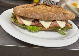 Bocadillo de bacon con queso