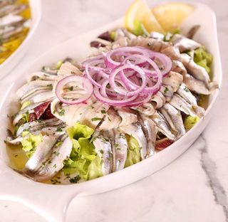 Acciughe marinate con insalatine