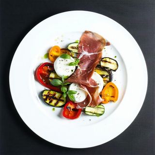 Piatto freddo con Mix dì verdure grigliate e bresaola