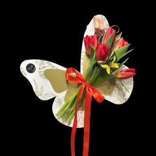 Fluture cu lalele rosii