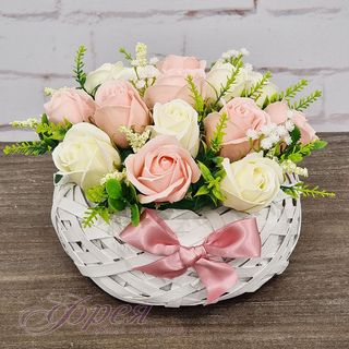 Сапунени рози в ратанова кашпа 13 рози в розово и бяло