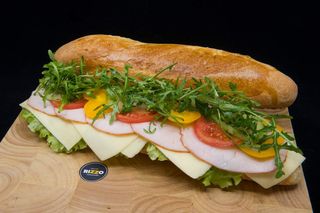 Sendvič sa šunkom i sirom veliki + piće po izboru