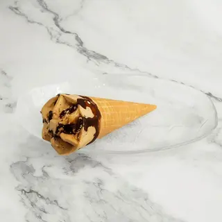 Cono de helado vainilla y chocolate