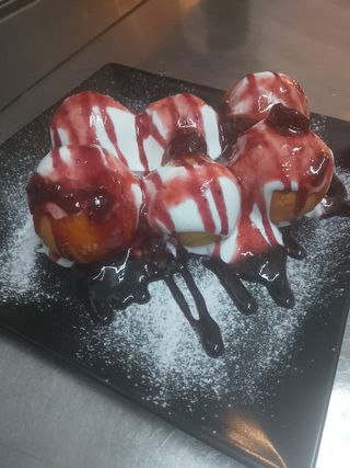 Mini papanasi cu dulceata de visine/ afine si smantana