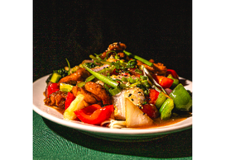 Tallarin Saltado con pollo en trozos y verduras.