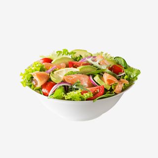 Salată cu somon fume