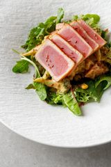 Salată cu ton Yellow Fin și sos de nuci