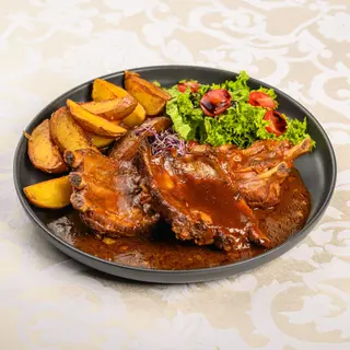 Coaste barbeque cu cartofi copți si mix de salată