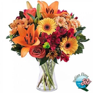 Bouquet di fiori misti primaverili nei toni dell'arancio