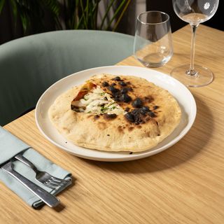 Pizza închisă cu roastbeef și sos tonnato 