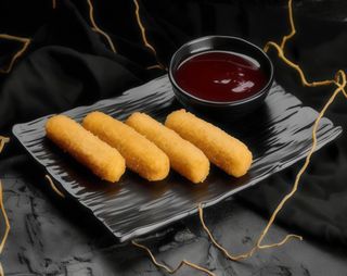 Смажені скибочки сиру з Журавлиним соусом (110\40г)