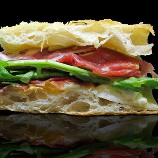 Focaccia ripiena crudo e mozzarella