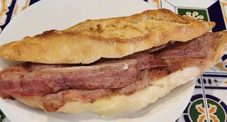 Bocadillo De Bacon Con Queso