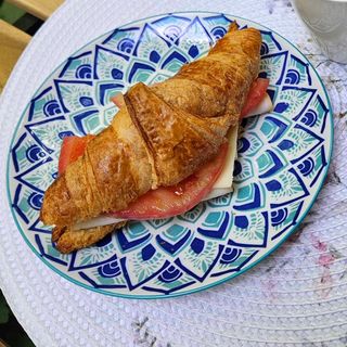 Кроасан със свинско филе
