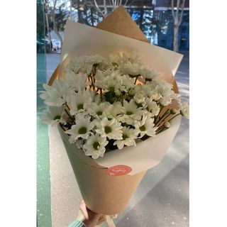 თეთრი ქრიზანთემების თაიგული