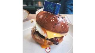 Śniadaniowy  burger  z chrupiącym bekonem