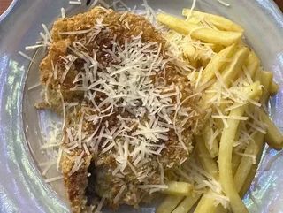 ШНІЦЕЛЬ З ТЕЛЯТИНИ З КАРТОПЛЕЮ ФРІ ТА СОУСОМ BBQ (220/50g)