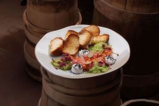 Тар-тар із карпатської червоної форелі, крем - сиром зі свіжим сорбетом (180/90 г)