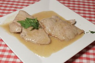 Escalopín de ternera con vino blanco
