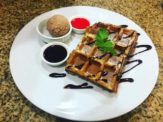 Венские вафли с ягодным соусом и мороженое