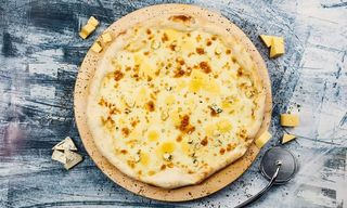 ოთხი ყველი ნაღების სოუსით 33სმ