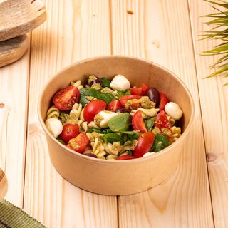 Италианска салата с фусили, моцарела и чери домати (450 гр)