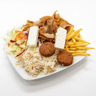 Combinado Especial De Carne Mixta Con Patatas Fritas