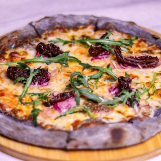 შავი პიცა ბეკონით 33cm