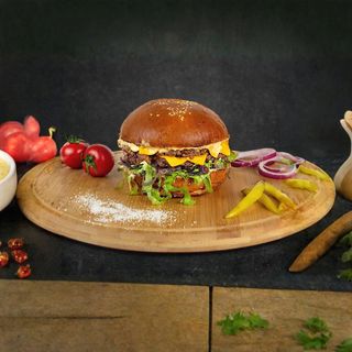 ორმაგი კლასიკური ბურგერი + ფრი  + სოუსი+ სასმელი