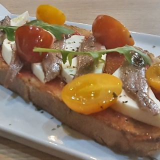 Tostada Con Tomate, queso fresco y Anchoas
