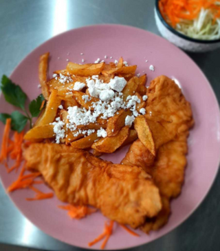 Șnițel de pui cu cartofi prăjiți și salată de varză