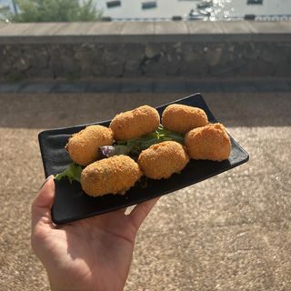 Ración De Croquetas (4 unid.) Y Papas