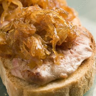 Presa Con Queso Brie Y Cebolla Caramelizada