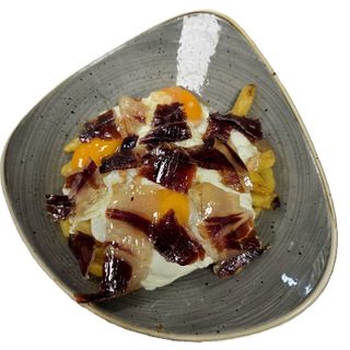 Huevos ecológicos con jamón ibérico de bellota y patatas pochadas 