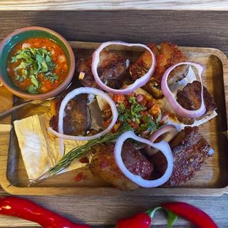 აჯიკაში გამომცხვარი ღორის ნეკნი