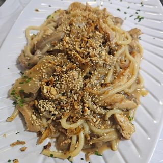 Wok de noodles y pollo satay