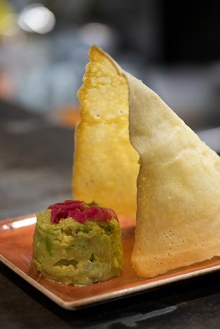 Chicharrón de queso con guacamole 