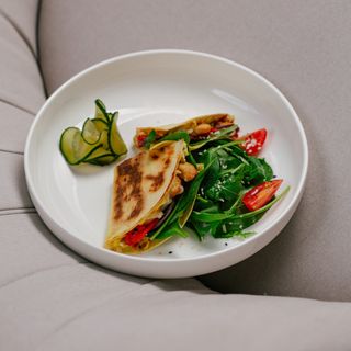 Тако з курчам та бринзою