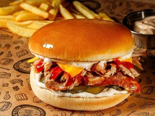 Tipsy Texan Burger cu cartofi pai și sos