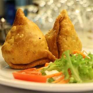 8. Samosa (2 unidades) (Contiene Gluten)