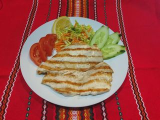 Пилешко филе на скара с гарнитура салата (400г)