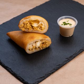 Empanada De Pollo y Queso Gouda.
