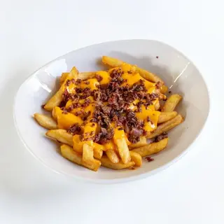 Patatas fritas con cheddar y bacon